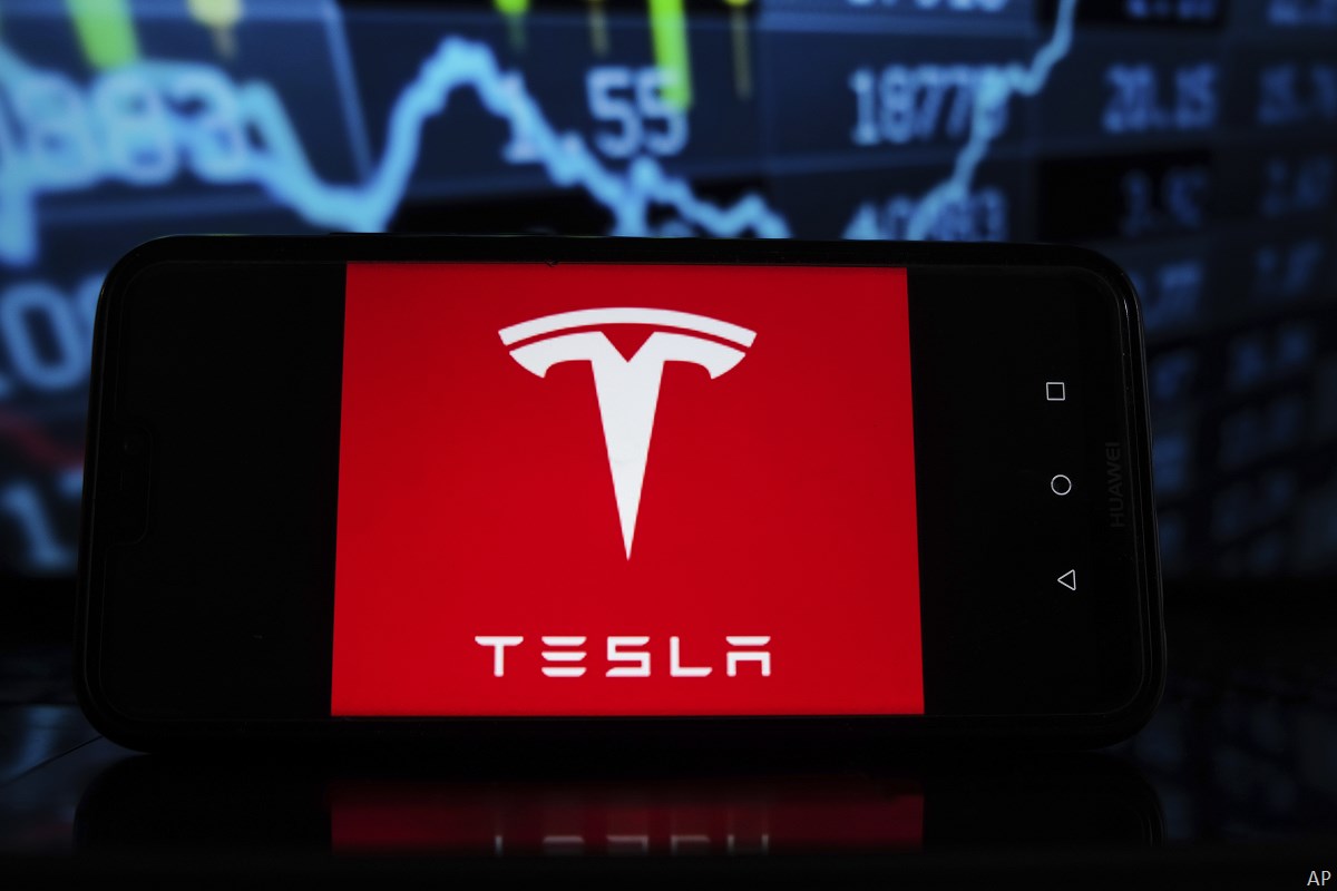 Tesla logo in front of chart