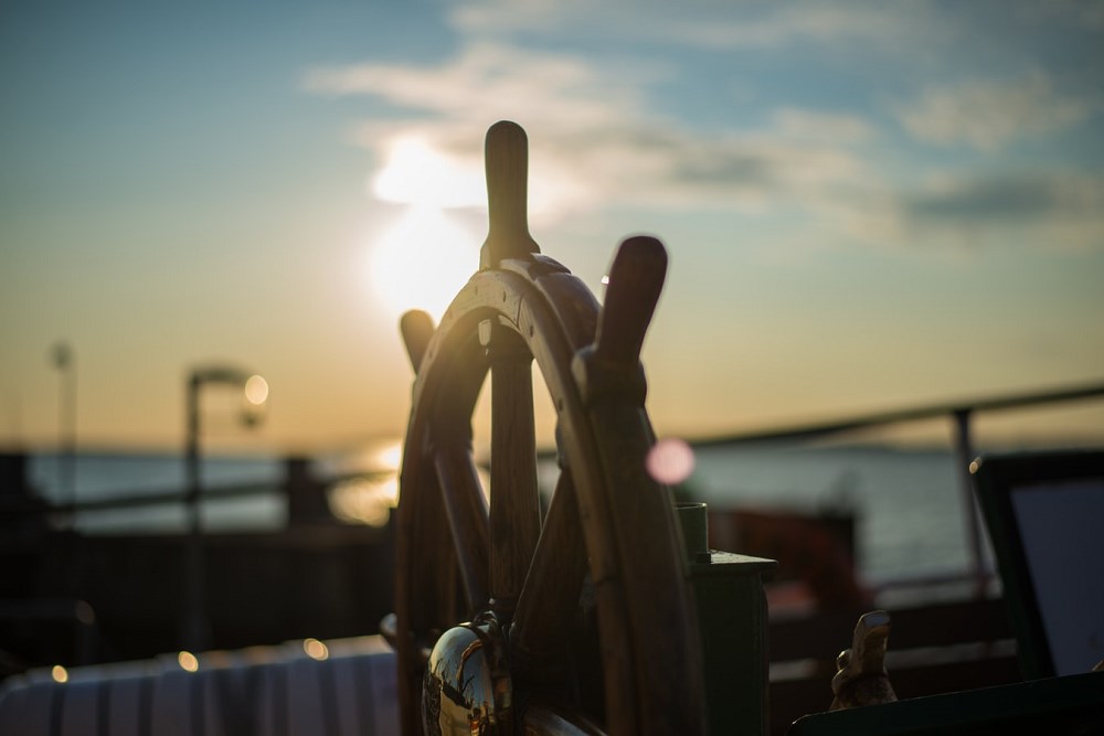 Ship captain&#39;s wheel